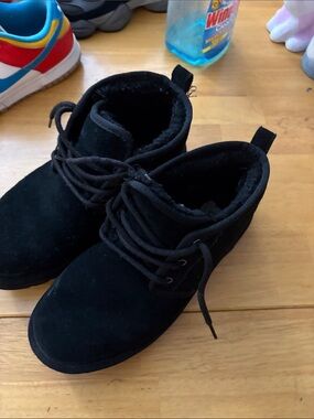 Ugg neumel like new  size 9 black